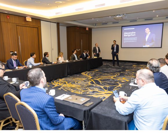 Empresários brasileiros e panamenhos em reunião durante a 9ª Missão Empresarial ao Panamá