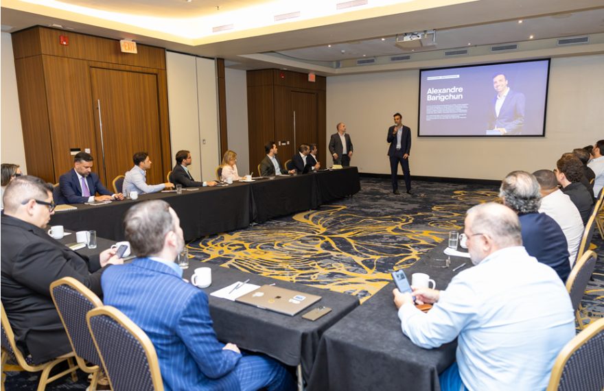 Empresários brasileiros e panamenhos em reunião durante a 9ª Missão Empresarial ao Panamá